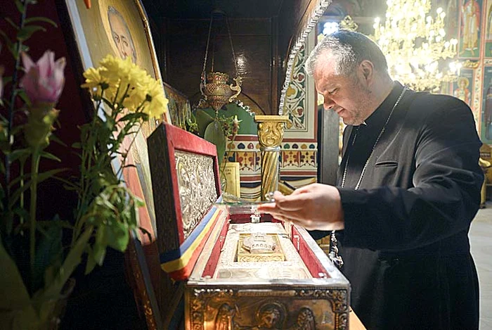 Părintele Emil Cărămizaru le va duce copiilor bolnavi racla cu moaștele sfântuluiFoto: Mediafax