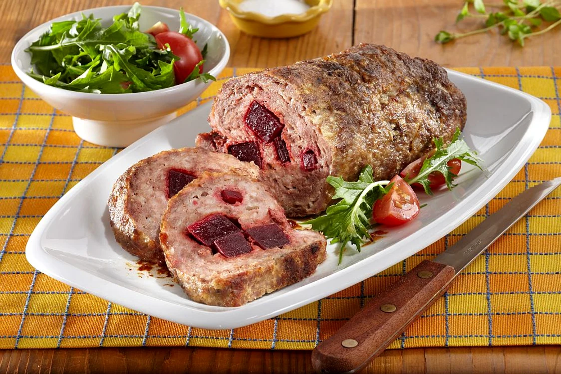 rulada cu carne tocata si sfecla jpeg