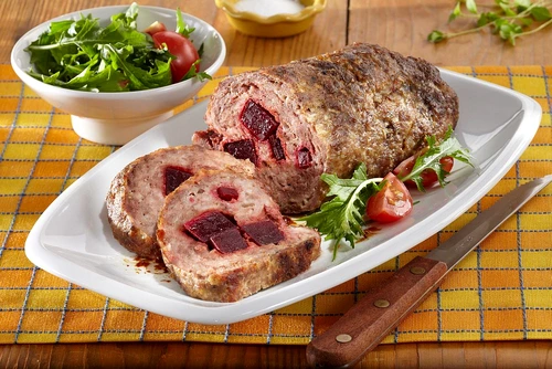 rulada cu carne tocata si sfecla jpeg