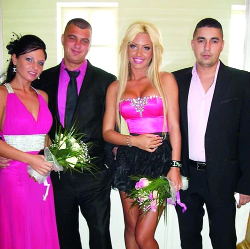 Loredana şi Mircea (dreapta) s-au asortat cu mirii