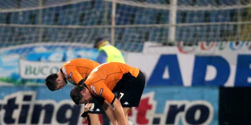 Alje Schut (dreapta) de la Utrecht a adus un punct Stelei prin autogolul său