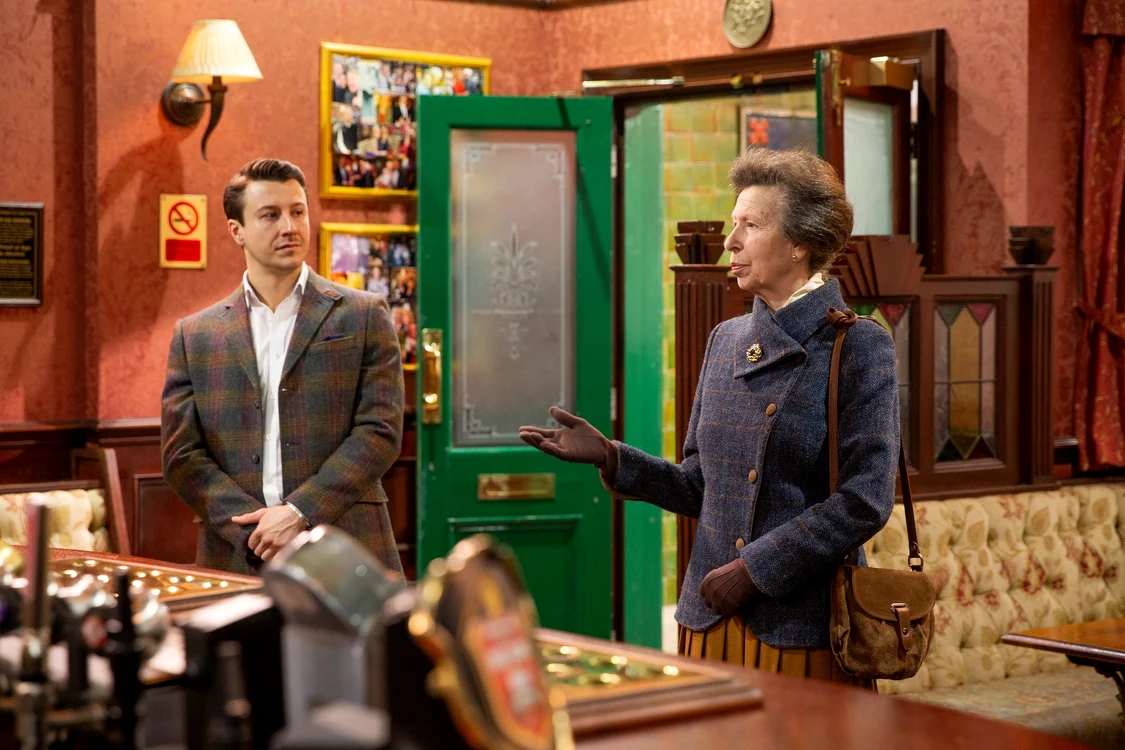 Printesa Anne, pe platourile de filmare ITV ale serialului Coronation Street   ITV (6) jpg