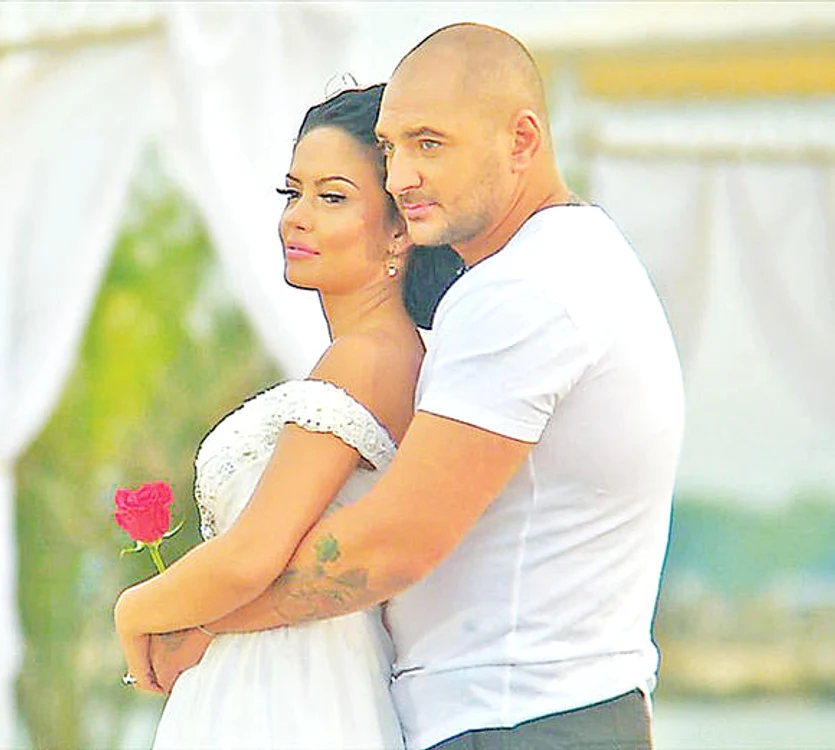 
    Andreea Mantea este însărcinată cu luptătorul MMA Cristi Mitrea, pe care l-a cunoscut la emisiunea "Burlăciţa"Captură Antena 1  