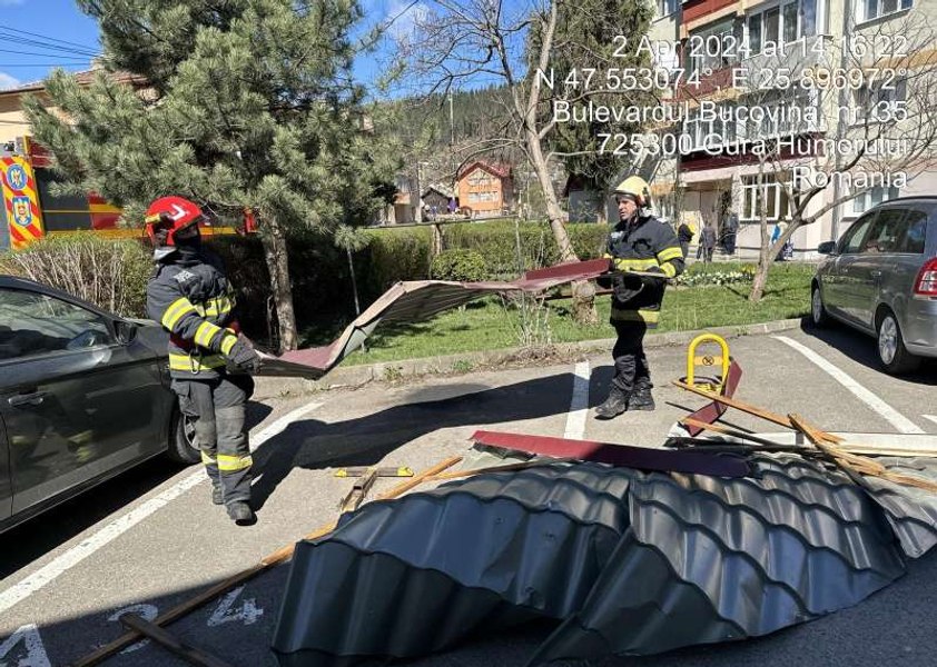 Acoperișuri de blocuri smulse de vânt la Suceava. Circulaţia pe DN 17, afectată de căderea unor arbori pe carosabil