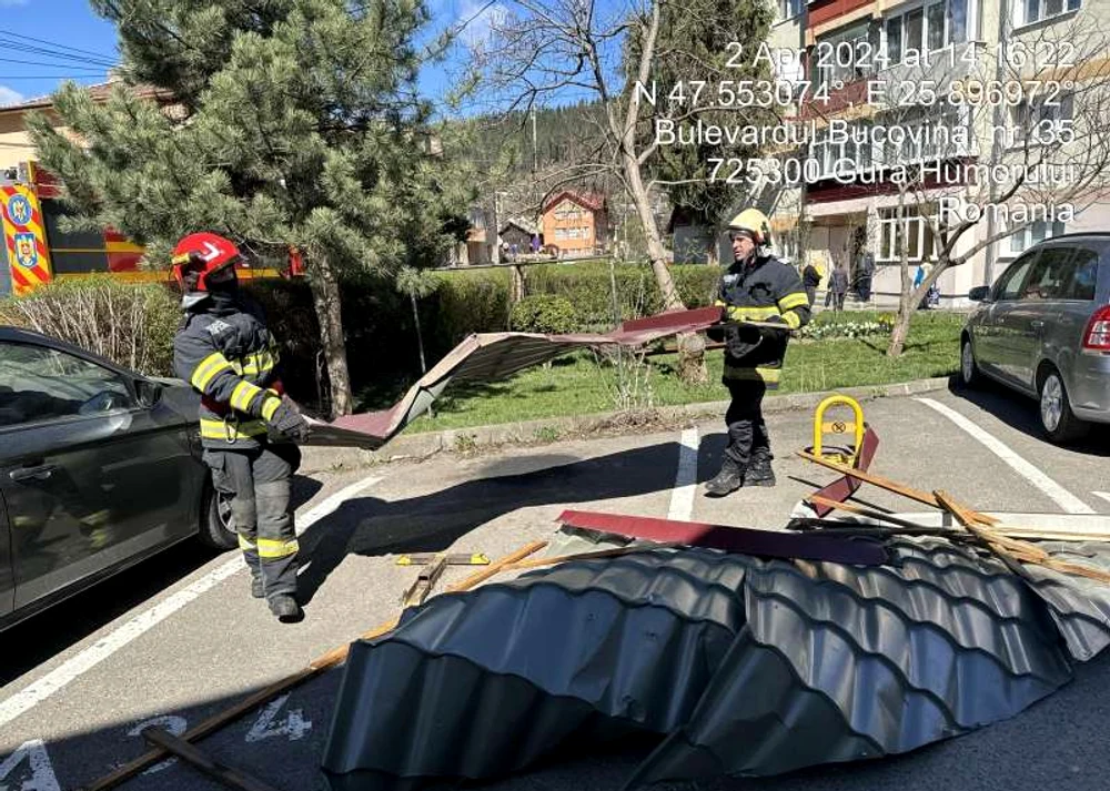 Două mașini au fost avariate de bucățile de acoperiș smulse de pe un bloc FOTO ISU Suceava
