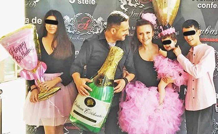 Mădălin, alături de soție, și de cei trei copii, Ștefania, Filip și Petra