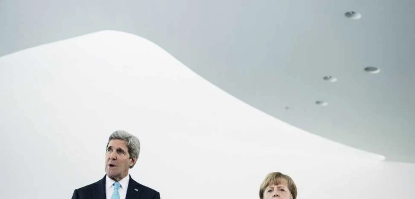 Secretarul de Stat al SUA, John Kerry, şi cancelarul german Angela Merkel. FOTO: Reuters