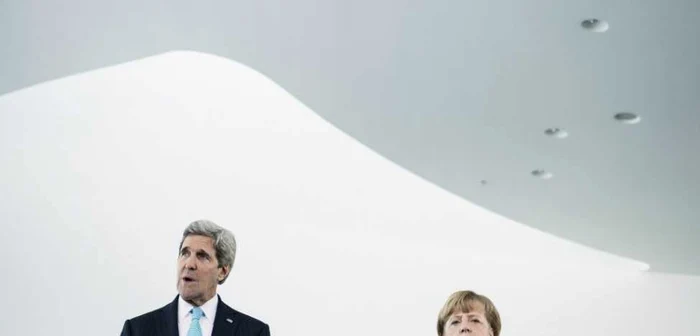 Secretarul de Stat al SUA, John Kerry, şi cancelarul german Angela Merkel. FOTO: Reuters
