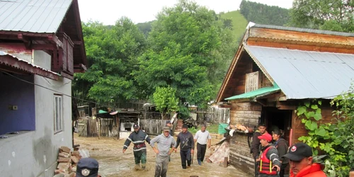 Viitura a făcut ravagii în judeţul Vâlcea. Zeci de oameni au fost salvaţi din calea apelor cu elicopterele