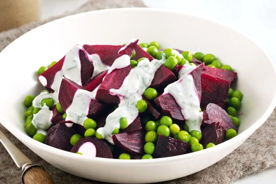 salata de sfecla cu mazare si sos de menta jpeg
