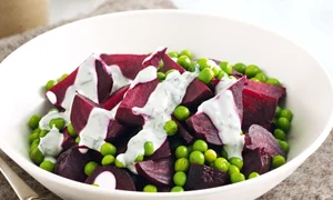 salata de sfecla cu mazare si sos de menta jpeg