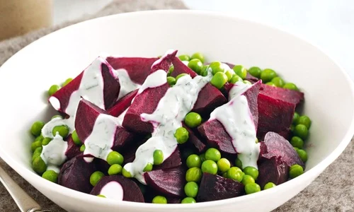 salata de sfecla cu mazare si sos de menta jpeg