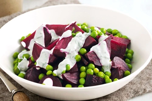 salata de sfecla cu mazare si sos de menta jpeg