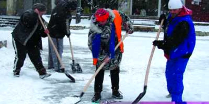 Și angajații Primăriei Reșița au curățat centrul civic de zăpadă. 