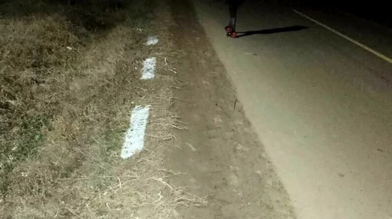 Marcajul rutier a fost trasat de drumuri în șanțul de pe marginea șoselei FOTO stiriest.ro