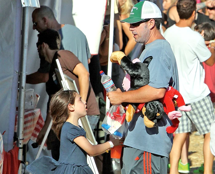 Actorul le-a cumpărat  copiilor câteva jucării