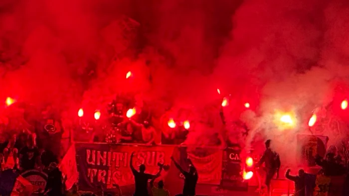 Ultrașii români au aprins zeci de torțe pe arena din Viena. Foto GSP/ Andrei Crăițoiu