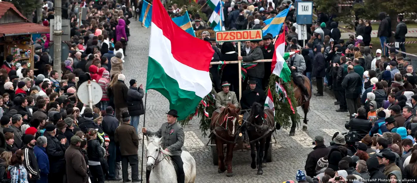 Paradă a maghiarilor la Târgu Secuiesc, în ziua națională a Ungariei (imagine din 2013)