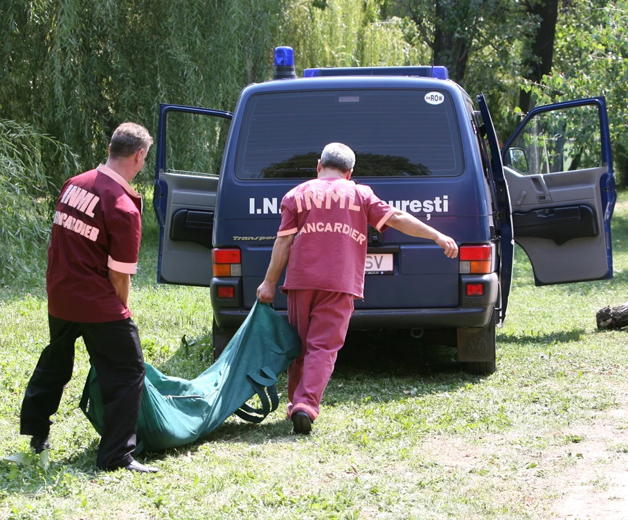 
    În urma autopsiei, medicii legişti au constatat că victima, pe lângă coaste fracturate, avea ruptă coloană vertebrală, fiindu-i secţionată şi măduva spinării în zona coloanei cervicalefoto: arhivă  