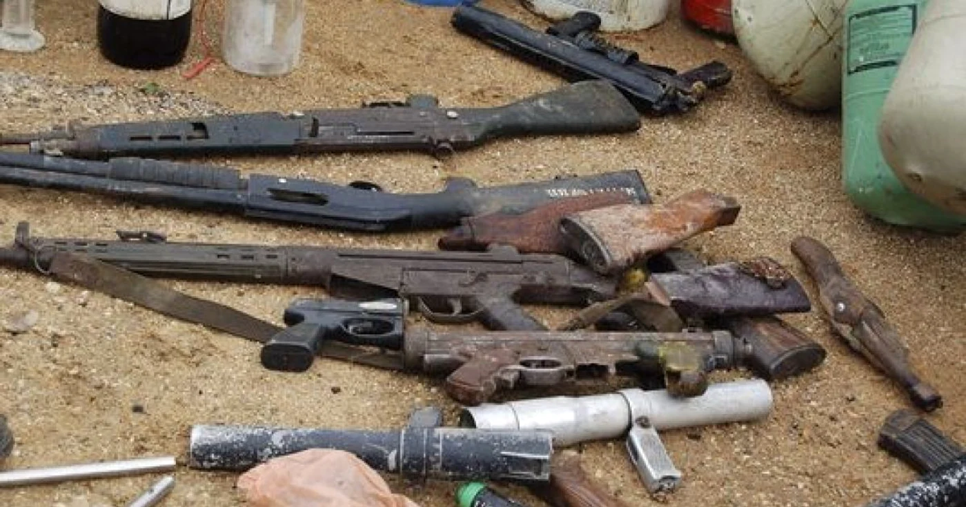 Arme confiscate de autorităţile americane de la o grupare infracţională. FOTO: Reuters