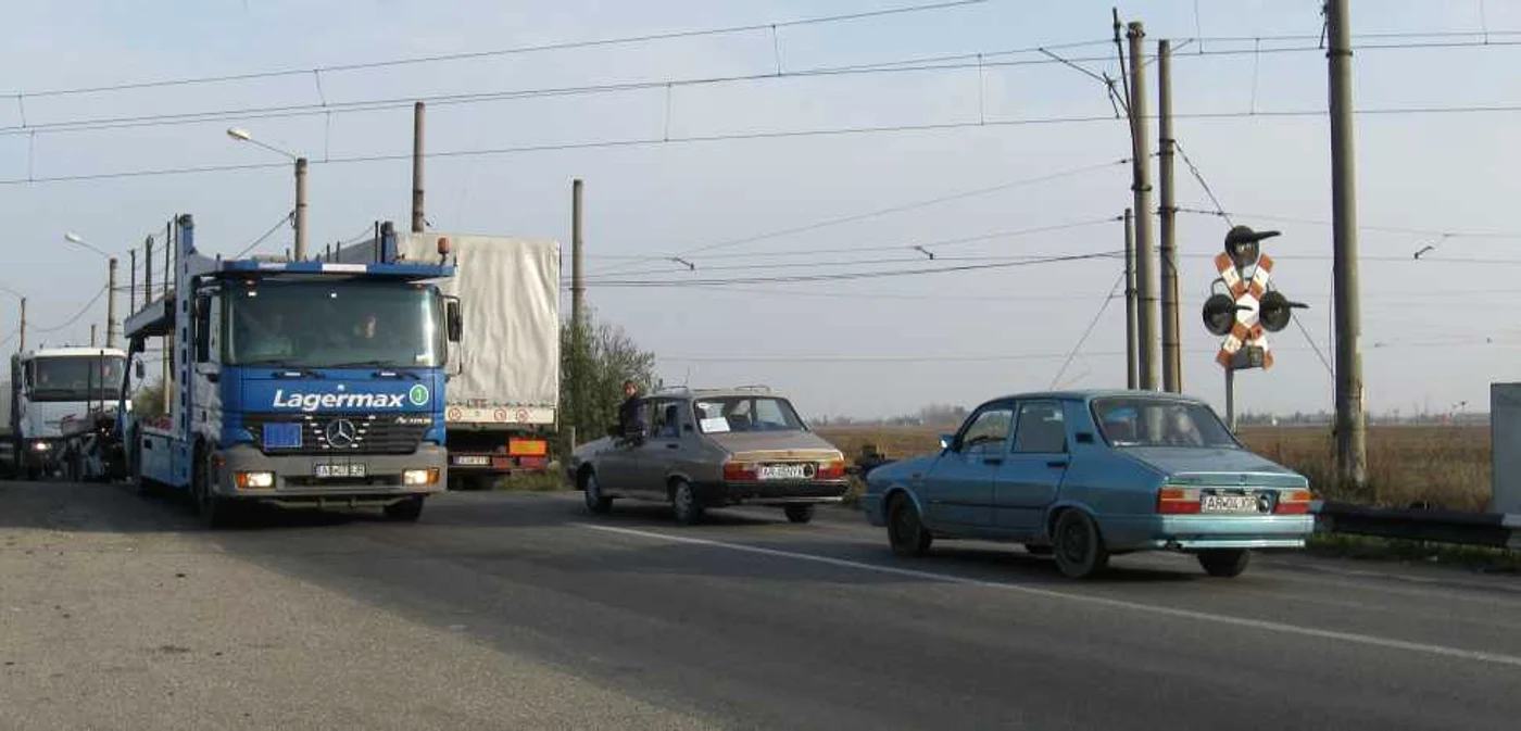 Arad: Un TIR a fost lovit de tren pe şoseaua de centură