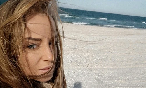 Tania Budi se bucură de clipele petrecute la malul mării jpeg