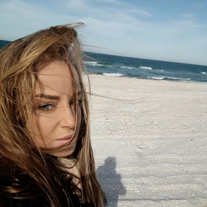 Tania Budi se bucură de clipele petrecute la malul mării jpeg