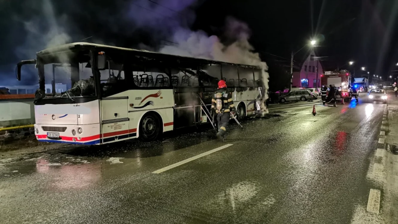 
    Un autobuz în care erau 30 de pasageri a luat foc în mersFoto: turnulsfatului.ro  