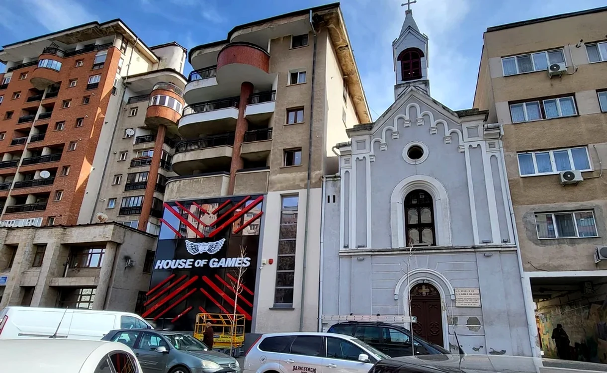 O sala de jocuri este practic lipită de biserică FOTO Emil Popescu