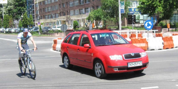 În lipsa unui spațiu special destinat deplasării, bicicliștii se strecoară printre mașini
