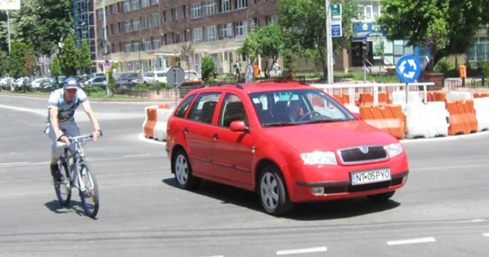 În lipsa unui spațiu special destinat deplasării, bicicliștii se strecoară printre mașini