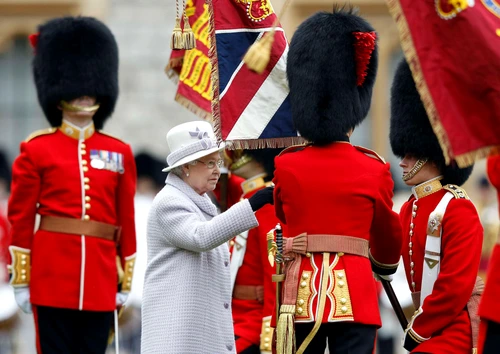 Regina Elisabeta si Gărzile de Onoare FOTO Getty Images 