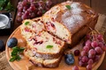 Chec cu struguri si prune  Sursa foto shutterstock 317598383 jpg