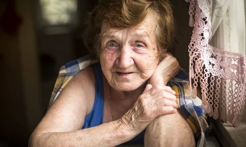 1 femeie in varsta jpg jpeg