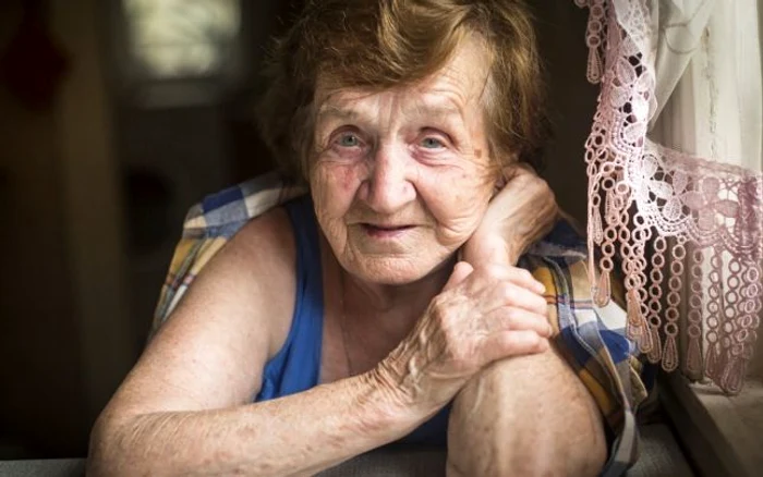 1 femeie in varsta jpg jpeg