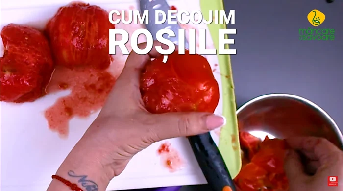 O gospodină care decojește roșiile cu un truc culinar genial cu gheață Captură video Savori Urbane