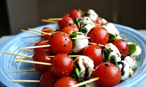 Aperitive cu rosii si mozzarella jpeg