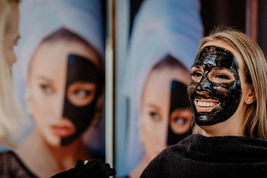 1 femeie cu masca de infrumusetare jpg jpeg