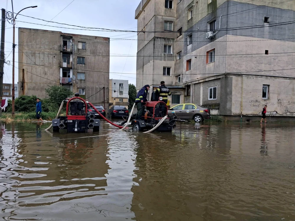 Apa a intrat inclusiv în blocuri. FOTO Instituția Prefectului Prahova