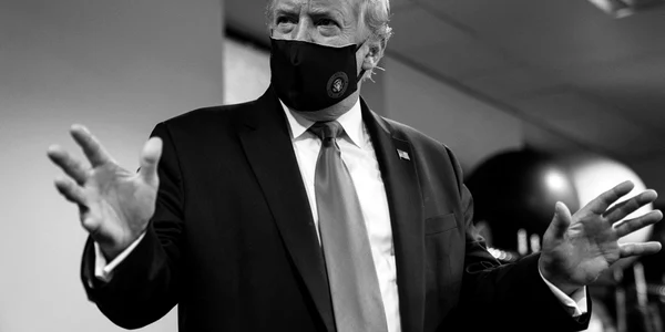 Donald Trump purtand masca FOTO EPA-EFE
