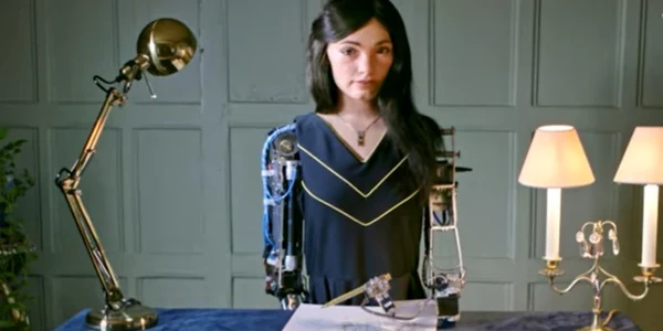 Robotul artist Ai-Da Captura YouTube