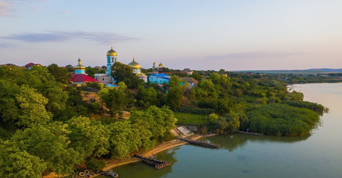 Unde se află „satul galben”. Locul din România unde tradiția și misterul se întâlnesc