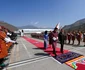 Regele Maha Vajiralongkorn (Rama X) și Regina Suthida ai Thailandei au pilotat aeronava cu care au ajuns în Bhutan. FOTO: Casa Regală din Bhutan