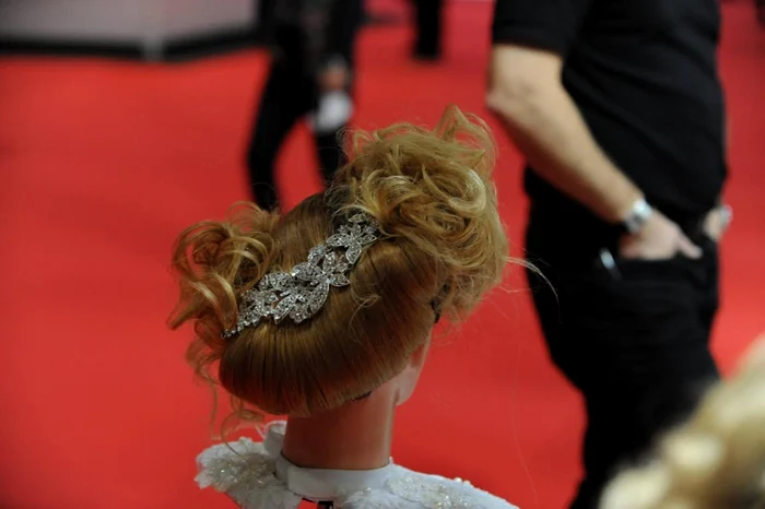 Accesoriile preţioase pentru păr sunt la modă în 2016. FOTO ADPM