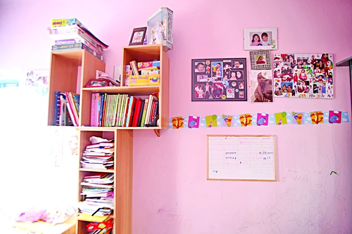 Un perete din camera  Teresei e plin cu fotografii.  Orarul de şcoală e şi el pus  la loc de cinste...