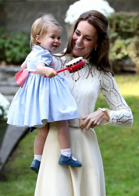Kate Middleton, într-o rochie Chloé (400 euro), accesorizată cu cercei Kiki McDonough (3.000 euro)