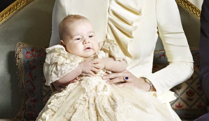 Prinţul George, în braţele mamei lui Kate Middleton. FOTO: Casa regală a Marii Britanii