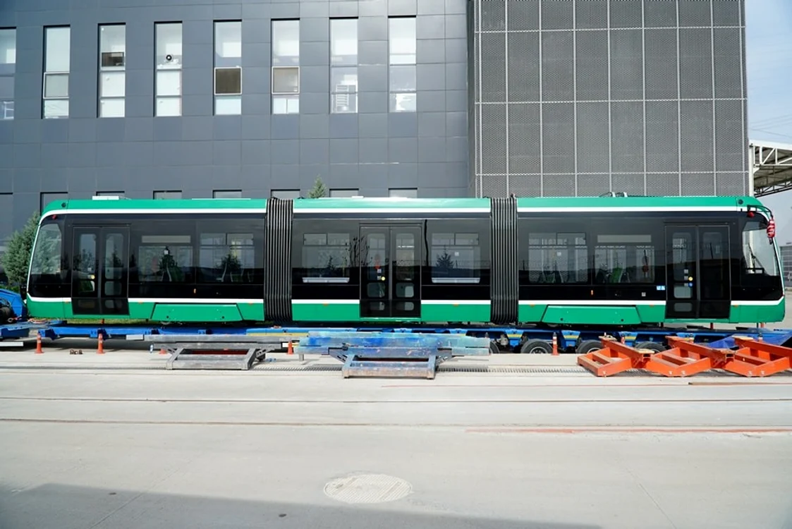 Tramvaiul poate transporta 200 de persoane