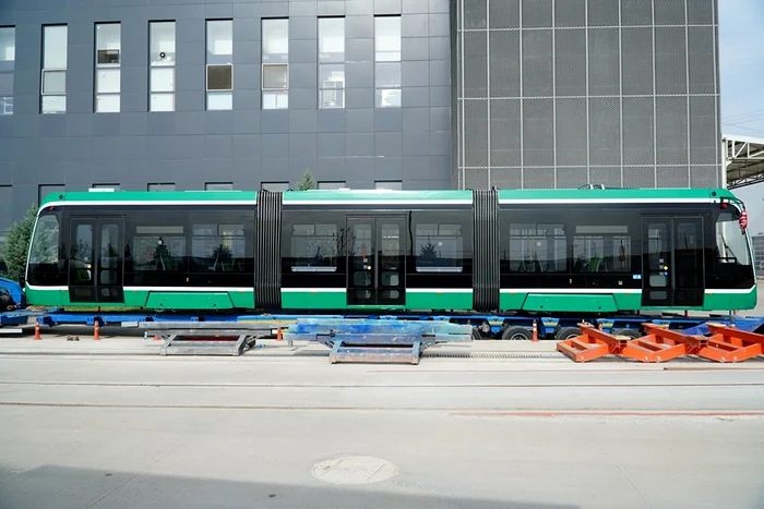 Tramvaiul poate transporta 200 de persoane