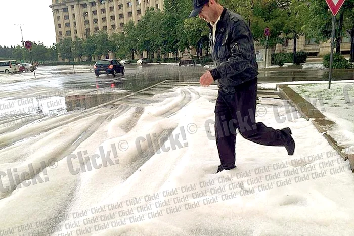 piaţa constituţiei Trecătorii au “înotat“ în zloată